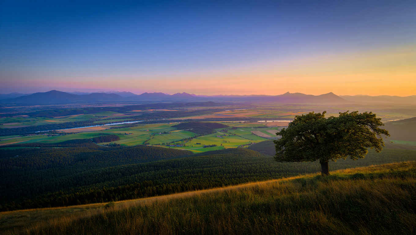 Panoramablick auf malerische Deutschlandlandschaft mit Bergen und Flüssen